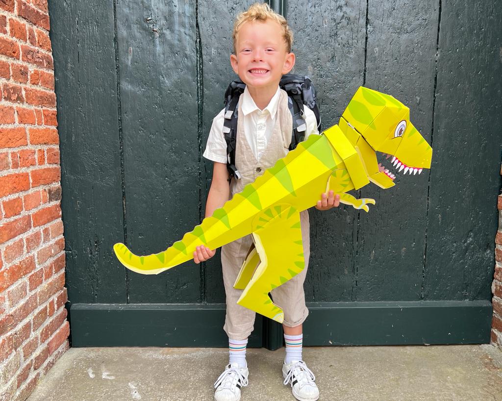 Der kleine Tamino Sandmann mit seiner Drachen-Schultüte freut sich auf die Schule