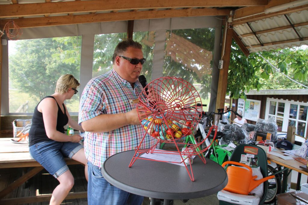 Niedersachsens "Bingo-Bär" Michael Thürnau himself spielte Bingo im Haustierpark