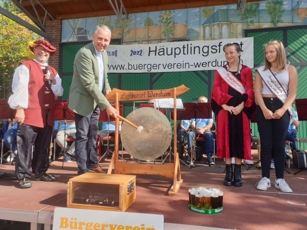 Bürgermeister René Weiler-Rodenbäck schlägt den ersten Gong zur Eröffnung