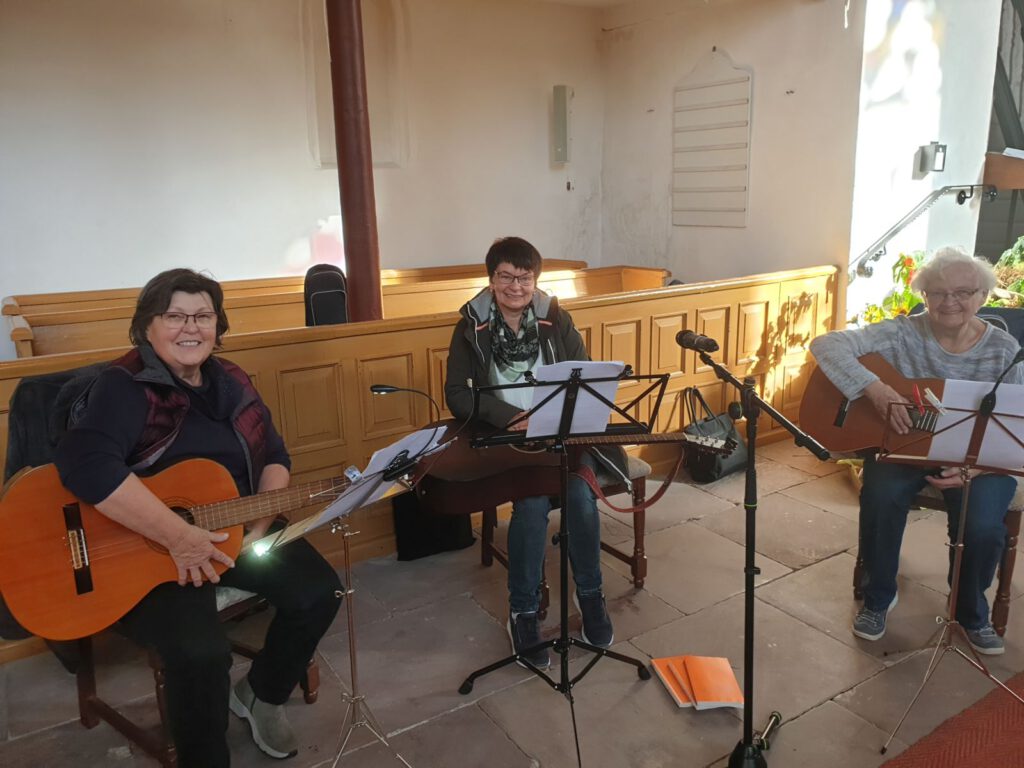 Der Gitarrenkreis mit v.L.: Katy Osterkamp, Marlene Schoolmann und Else Doege, begleitete den Gottesdienst