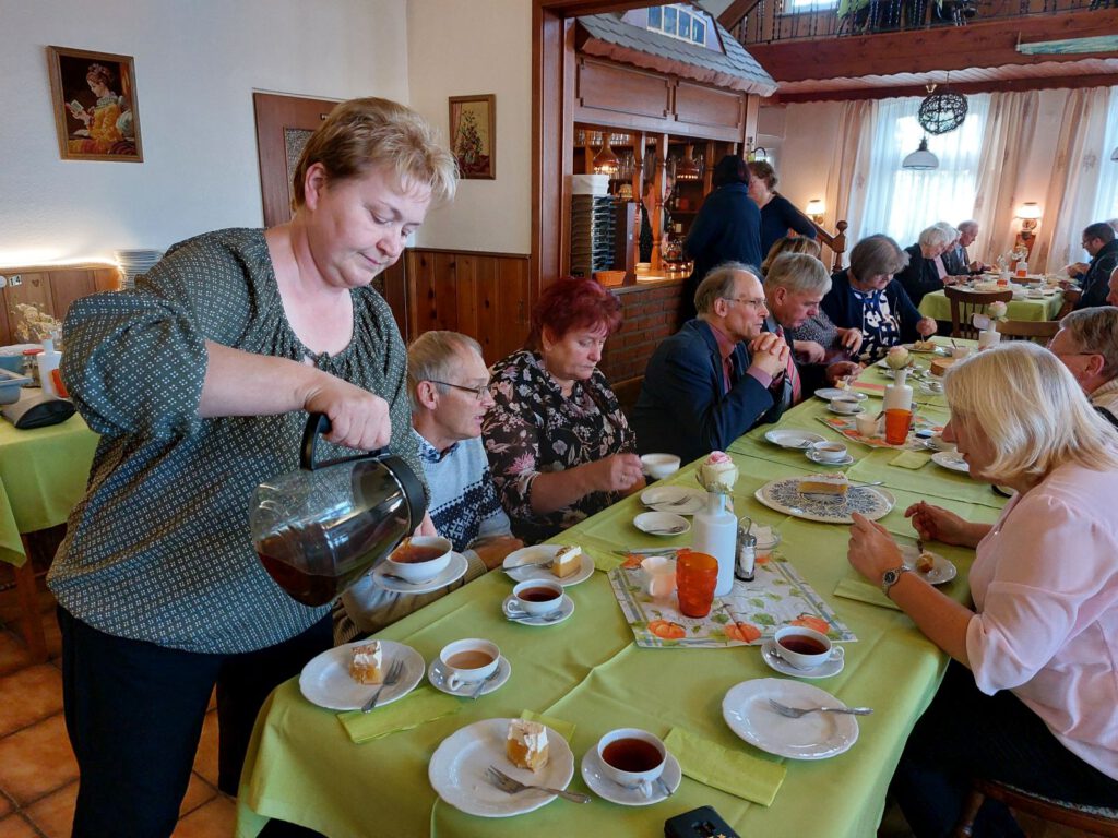 Die Mitglieder des Kirchenvorstands, hier Carola Klattenberg, schenkten fleißig Tee aus