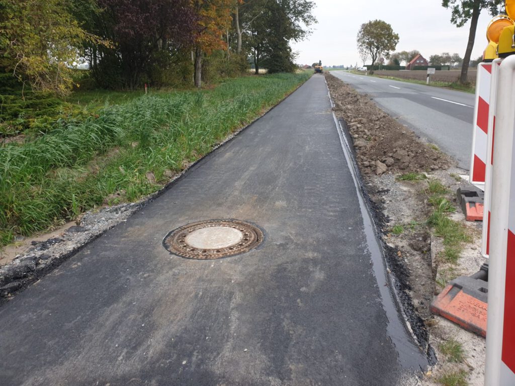 Der Radweg an der K14 ist so weit wie es geht asphaltiert und auch die Böschungen sind angearbeitet