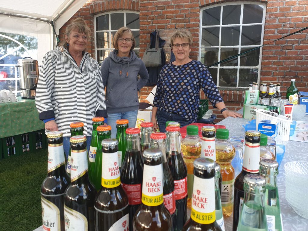 Die Damen von der Getränkebar: v.L.: Sabine Mensching, Herma Kobuch und Gerda Janssen