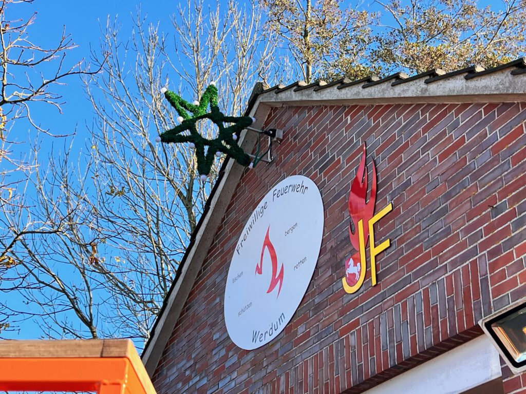 Das Feuerwehrhaus hat ebenfalls seinen Stern bekommen.