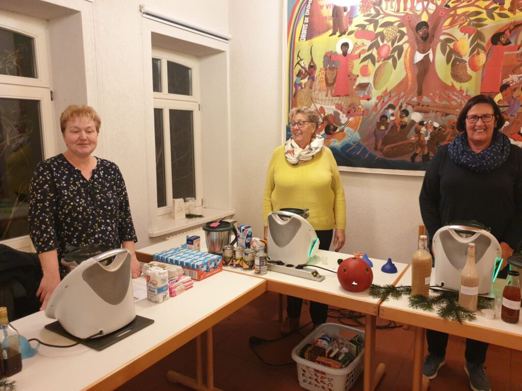 Ausgestattet mit ihren Thermomix-Geräten hatten v.L. Carola Klattenberg, Ilse Immega und Annegret Pieper zur Likörverkostung eingeladen
