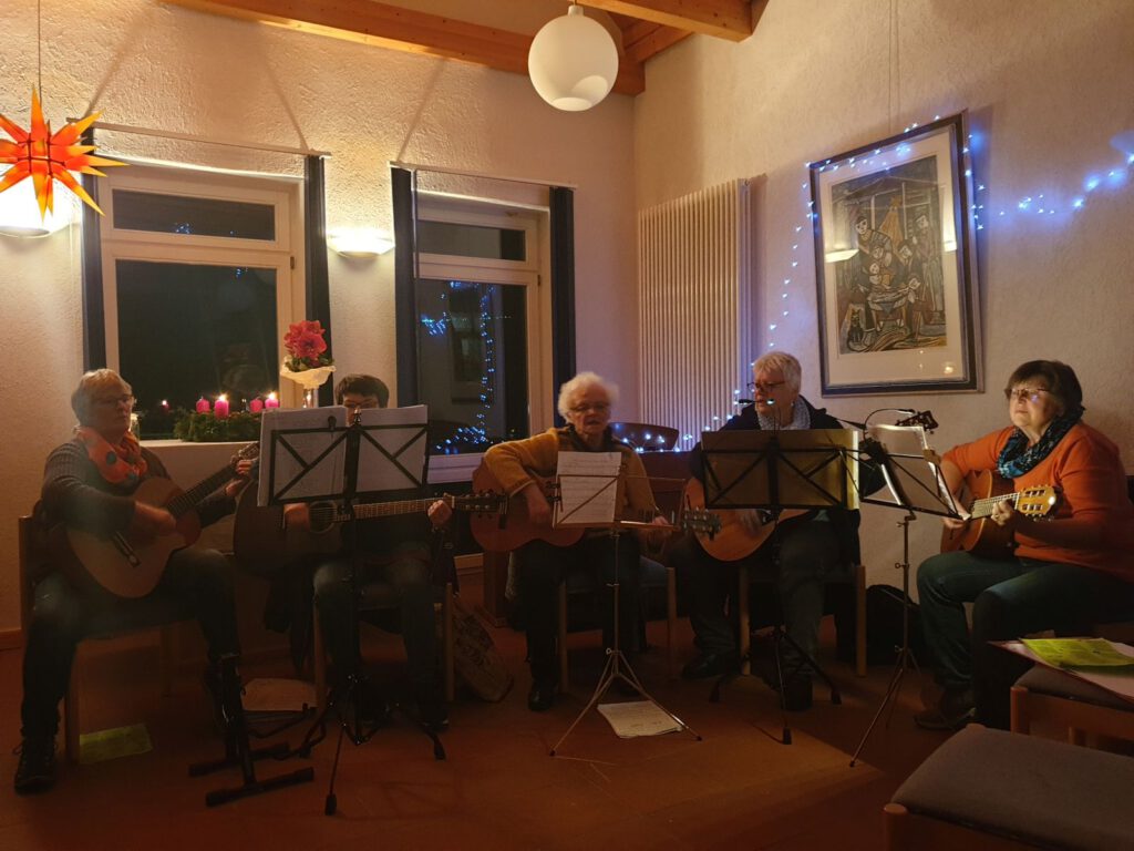 Der Gitarrenkreis um Else Döge (Mitte) spielte einige Lieder