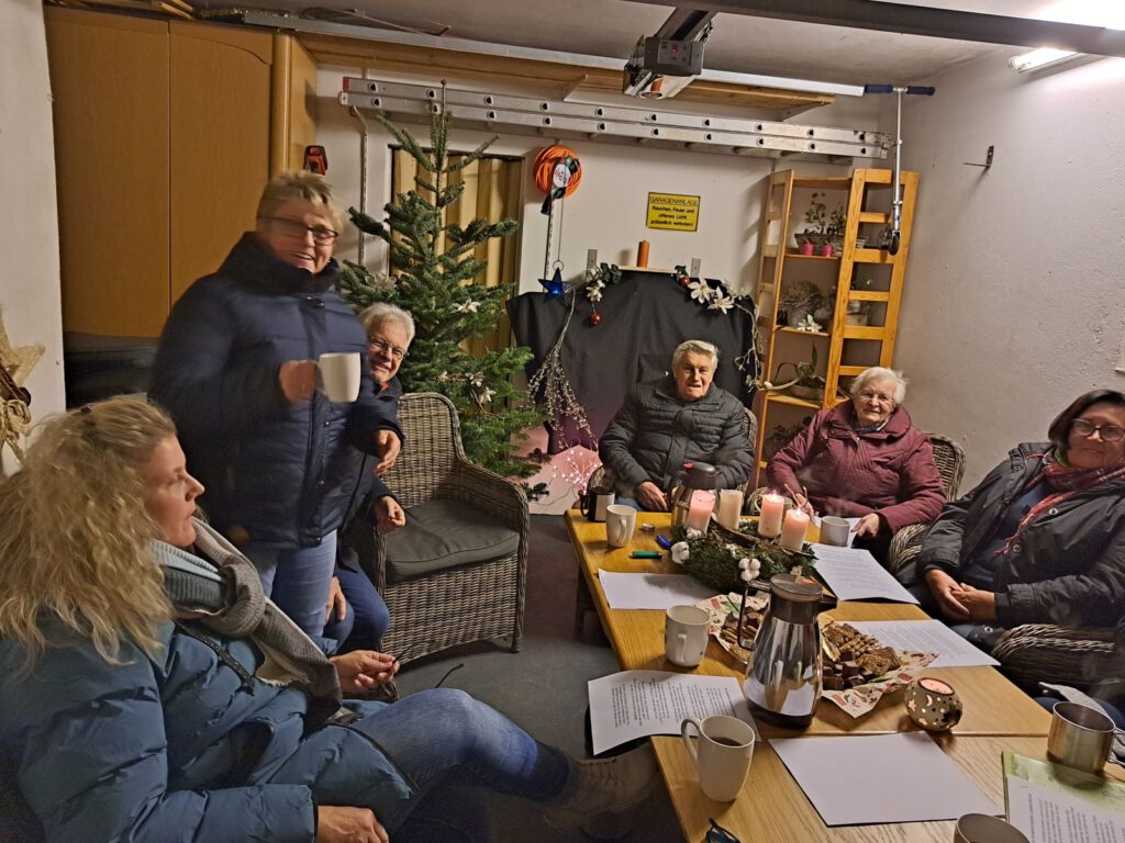 Gerda Janssen begrüßt die Teilnehmer des lebendigen Adventskalenders in ihrer weihnachtlich geschmückten Garage