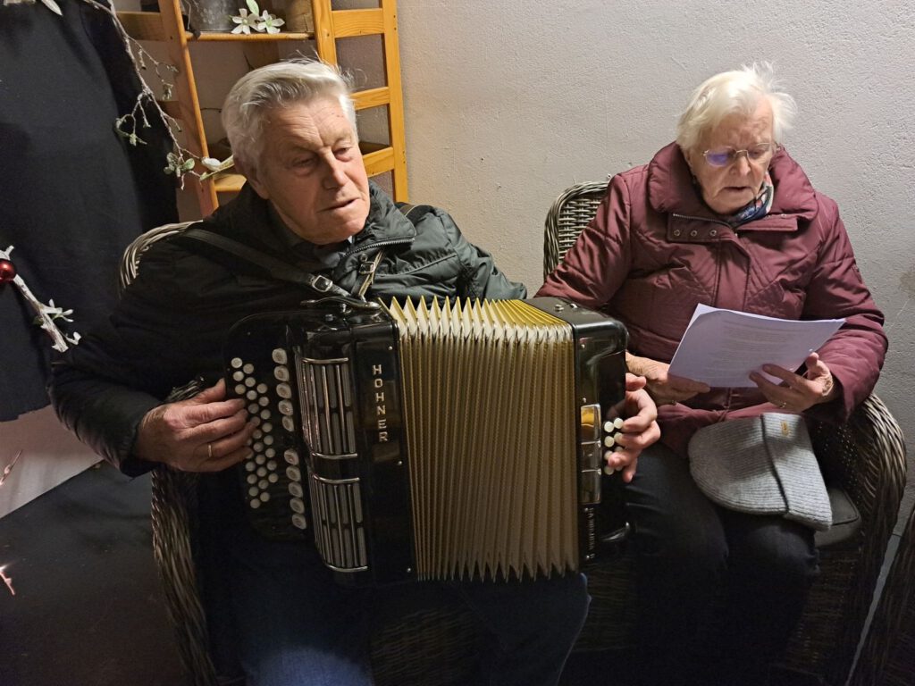 "Opa" Wessel Janssen spielt mit der Akkordeon u.a "Alle Jahre wieder".