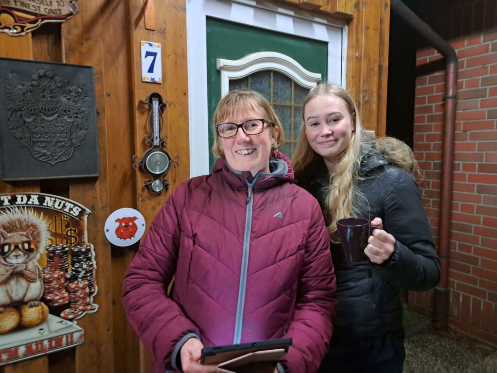 Sabine Daniels und Tochter Angelina begrüßten den lebendigen Adventskalender