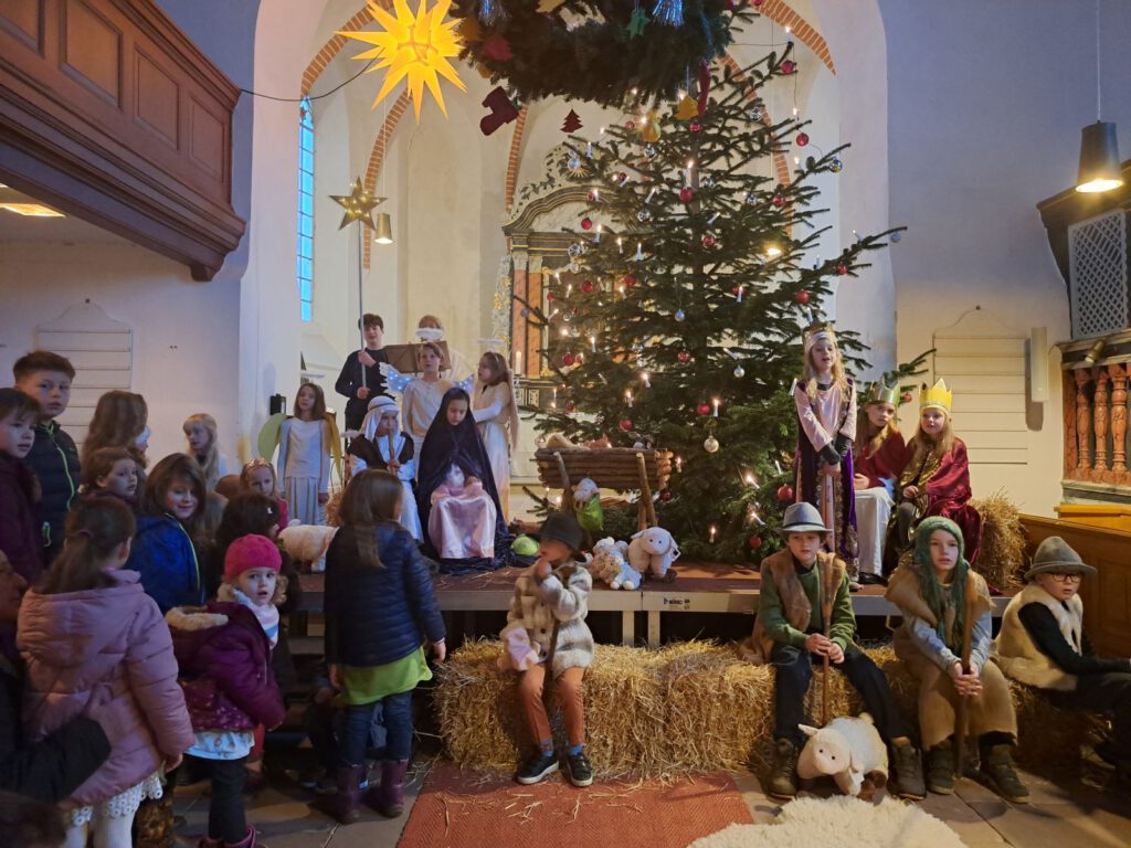 Das Krippenspiel ist aufgeführt und alle Kinder kommen vor dem großen Weihnachtsbaum zusammen