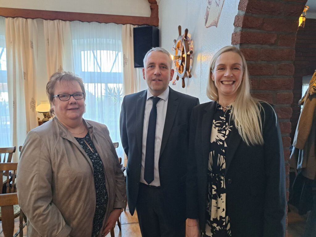 Bürgermeister René Weiler-Rodenbäck begrüßte mit seinen Stellvertreterinnen Christa Kleen-Koopmann (li) und Tanja Immega die Gäste zum Neujahrsempfang