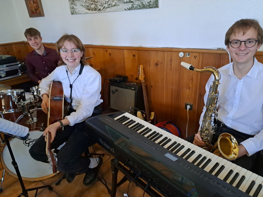 sie sorgten für die musikalische Untermalung. Von rechts: Leon Gronewold, Marieke Kobuch und Simon Kiesé. 