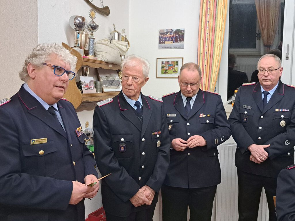 Ferdinand Rohlfs wurde vom Kreisbrandmeister für 60ig-jährige Zugehörigkeit geehrt