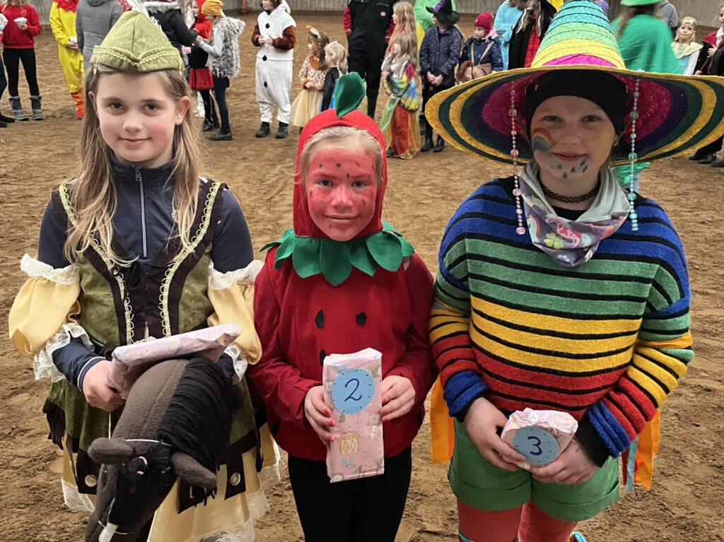 Die Kostüme von Feemke als Robin Hood, Lina als Erdbeere und Mayra als Regenbogen wurden prämiert