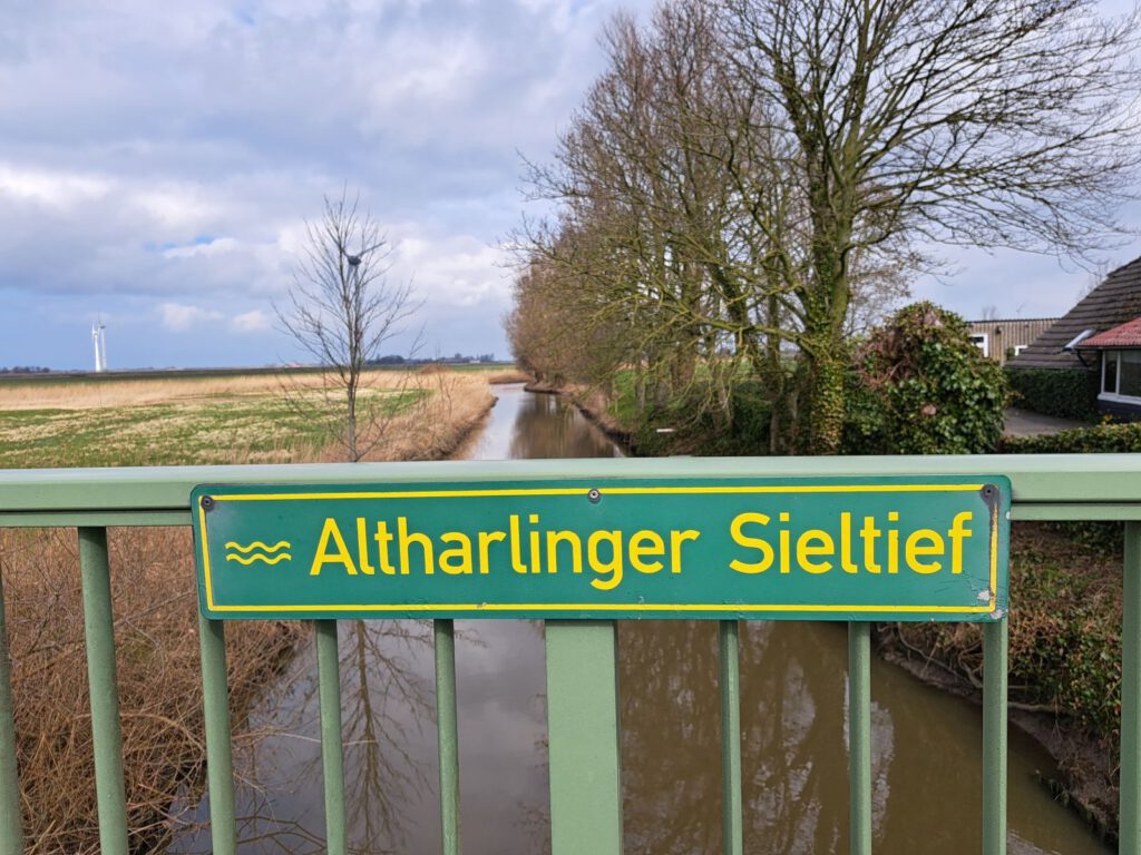 Die Brücke über das Altharlinger Sieltief wird erneuert