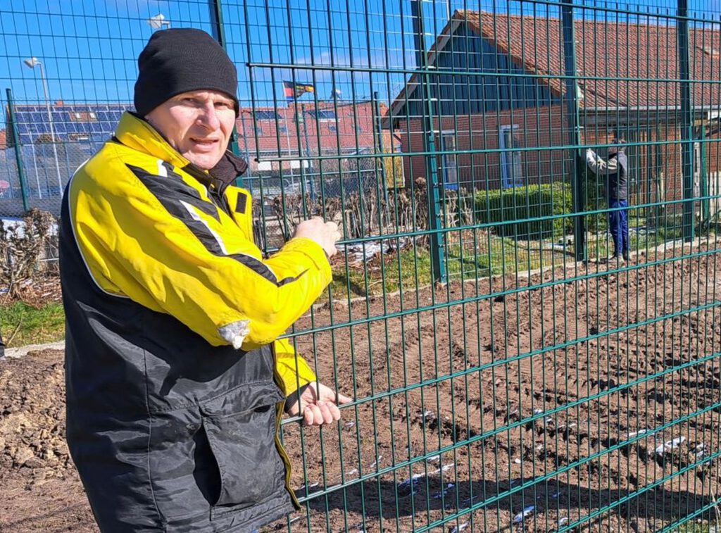 SV-Vorsitzender Jörg Pieper baut mit seinen Mannen schon die Zäune wieder an, damit verzugslos mit dem Platzbau begonnen werden kann.