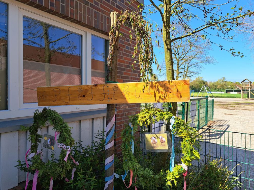 Auch die Kinder des Kindergartens "Pfiffikus" haben ihren Maibaum aufgestellt