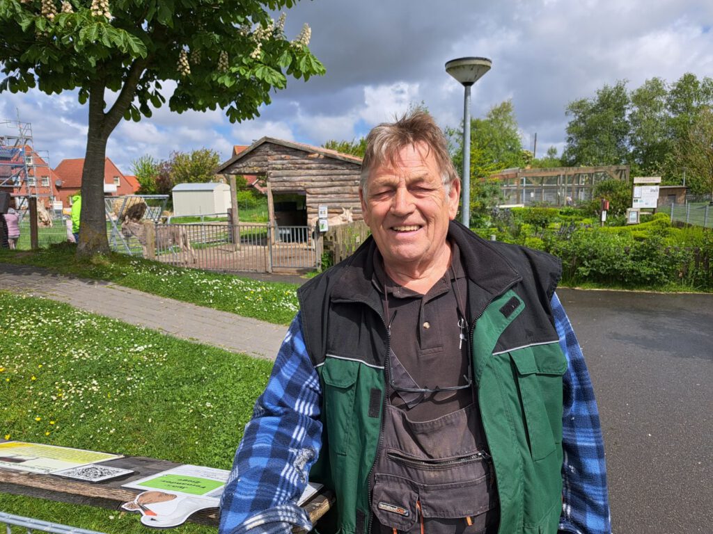 Wolfgang Bobe aus Barkholt packt im Haustierpark mit an