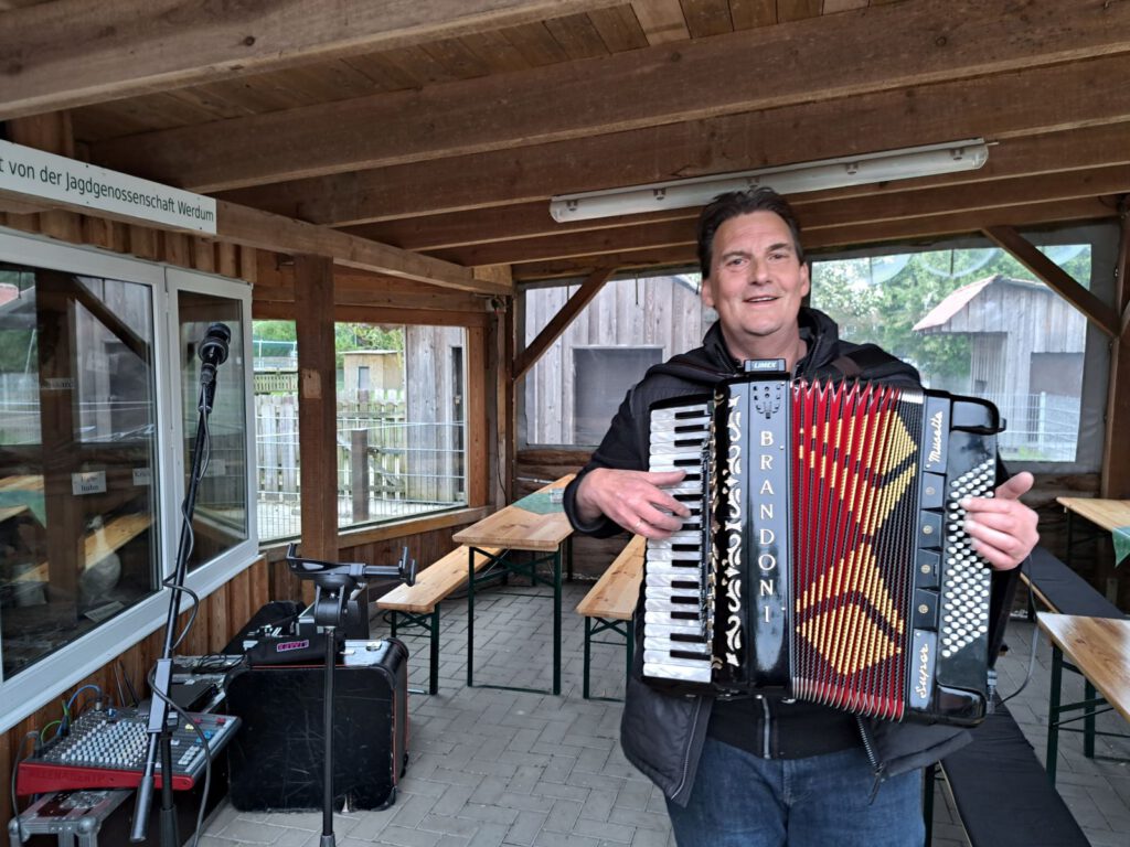 Holger Billker mit "handgemachter" Musik unterhielt die Besucher im Haustierpark