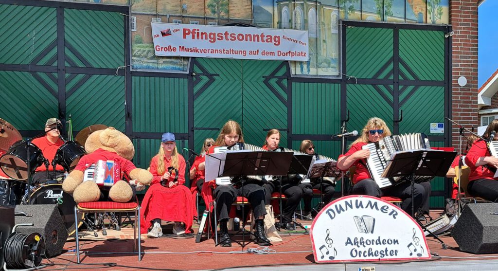 Das "Dunumer Akkordeon-Orchester" trat in Werdum auf
