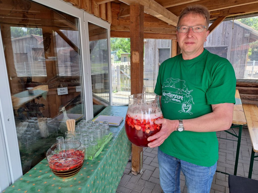 Heiner Habben stellt das Erdbeerbowle-Buffet parat