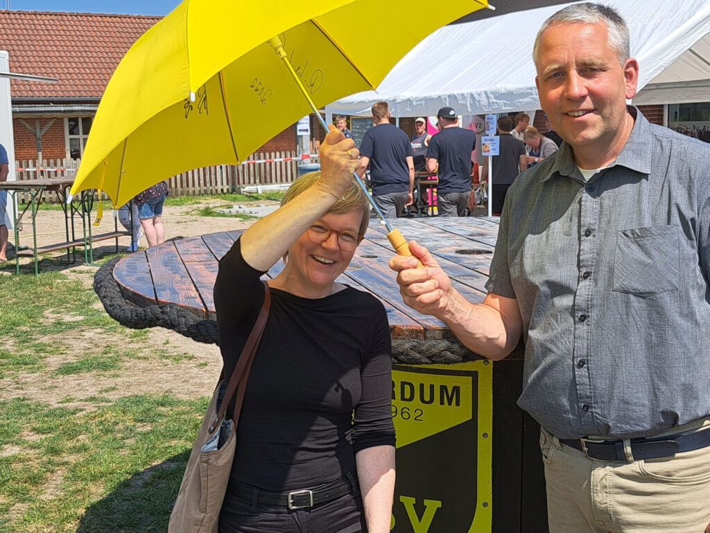 Superintendentin Eva Hadem übernimmt den Schirm von ihrem Vorgänger Bürgermeister René Weiler-Rodenbäck