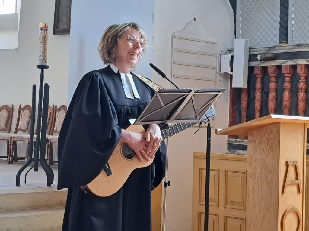 Pastorin Dr. Annerose De Cruynaere verabschiedete sich mit einem selbst geschriebenen Lied von ihren Gemeinden