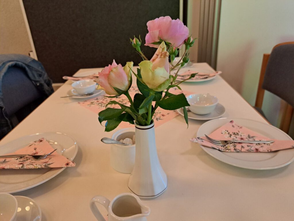 die Tische waren geschmückt mit Rosen aus dem Pfarrgarten 