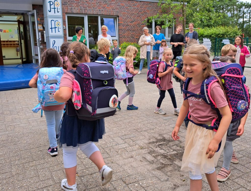 Unter Beifall laufen die Kleinen eine Ehrenrunde vor dem Kindergarten