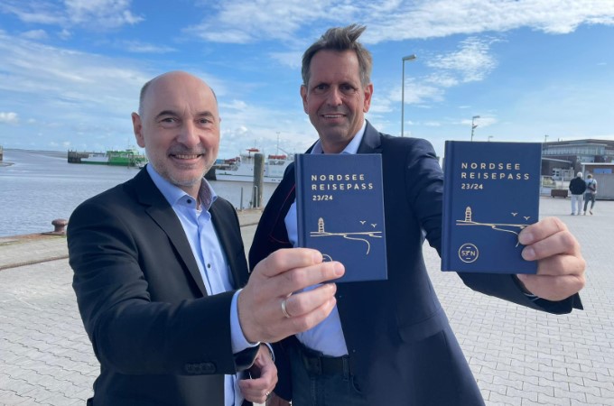 TANO-Geschäftsführer Marco Schiefelbein überreicht das erste Exemplar an Niedersachsens Wirtschaftsminister Olaf Lies