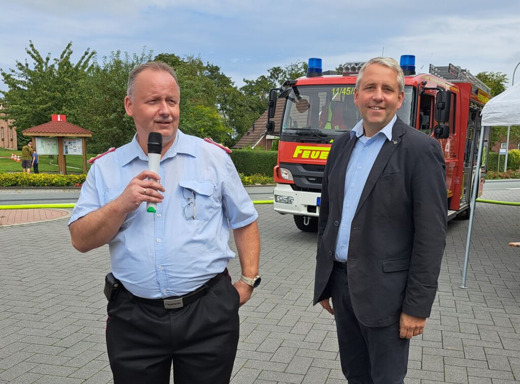 Ortsbrandmeister Stefan Bender und Renè Weiler-Rodenbäck eröffnen den "Tag der Feuerwehr"