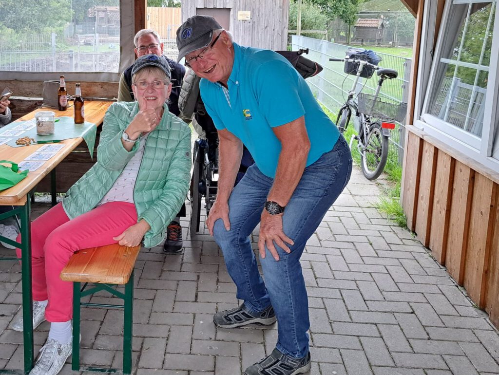 Renate Schulz aus Dortmund, schon seit einigen Jahren Patin im Park, darf jetzt auch die Retro-Kappe tragen