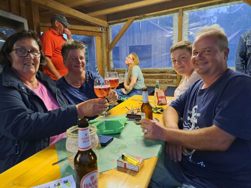 Zum Abschluss der Bingo-Saison noch einen Drink mit Familie Lauer aus Püttlingen