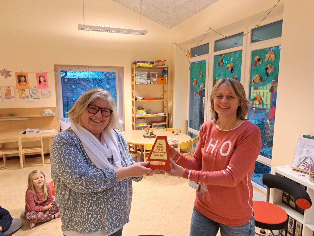 Sigrun Milde-Jacobs überreicht eine der Spendendosen an Isabell Ihnken vom Elternverein krebskranker Kinder