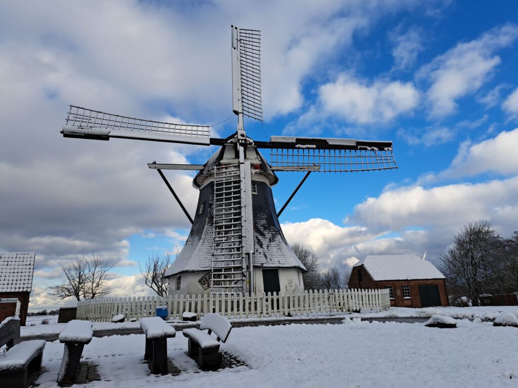 Die winterliche Mühle ist schneebedeckt 