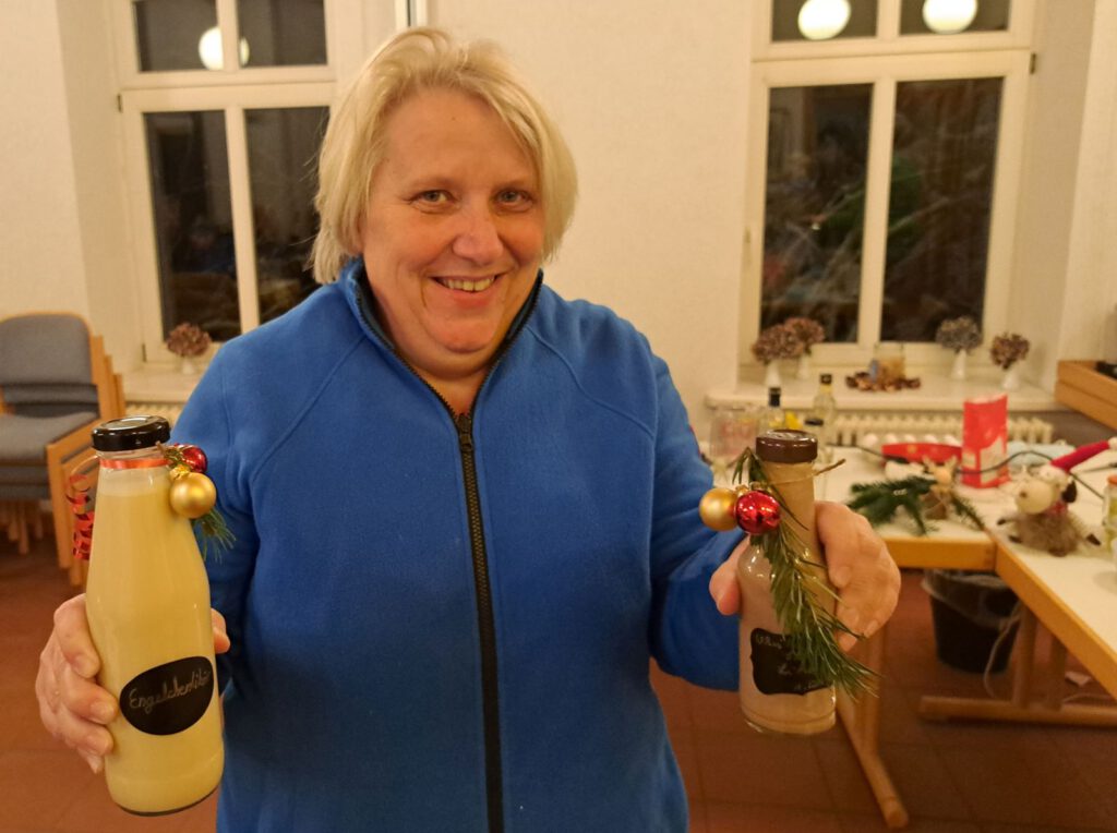 Annemarie Janssen präsentiert wieder 2 Flaschen geschenkfertig dekoriert