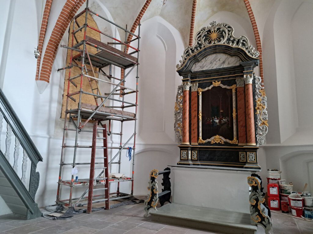 Der Altar ist entpackt, das Gerüst wird bis zum Einbau des Fensters aber stehen bleiben 