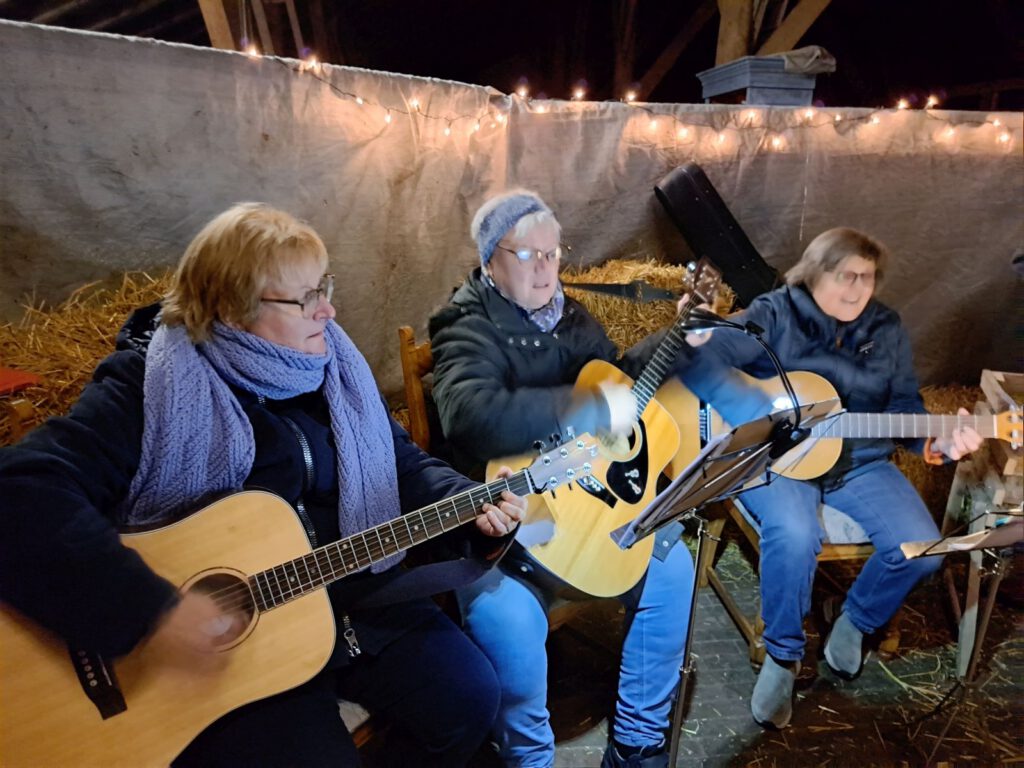 Katy Osterkamp und ihre Mitspielerinnen begleiteten mit ihren Gitarren
