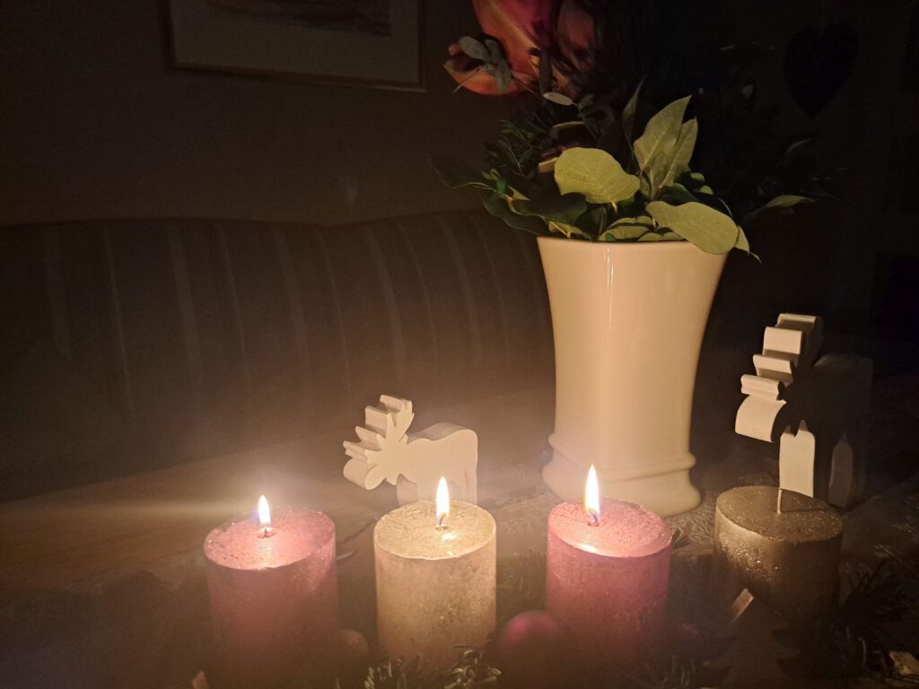 am dritten Advent leuchten 3 Kerzen
