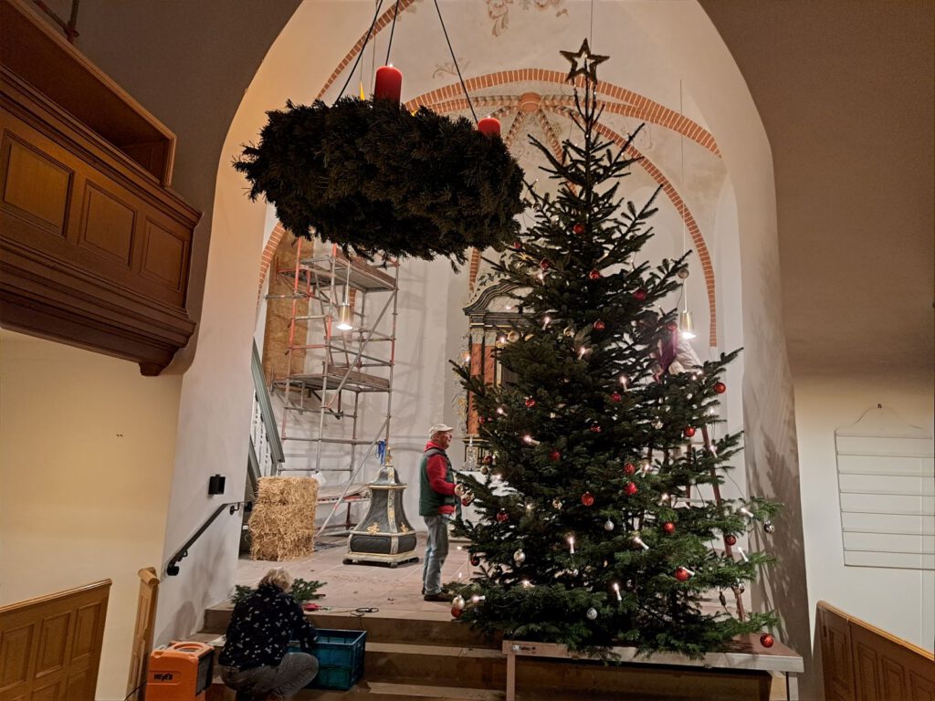 Der Weihnachtsbaum, steht, ist geschmückt und auch der Adventskranz leuchtet 
