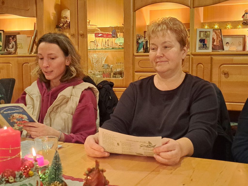 Katy Sandmann las eine Weihnachtsgeschichte vor und Carola Klattenberg hörte andächtig zu
