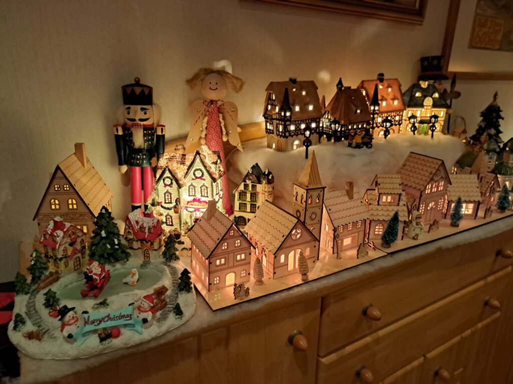 Statt am Weihnachtsbaum, gastierte der Adventskalender gestern an der kleinen Weihnachtsstadt in Ockengas Wohnstube