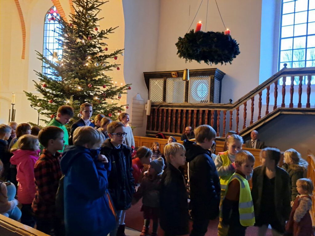 Zum Schluss kamen alle Kinder vor dem Weihnachtsbaum zusammen