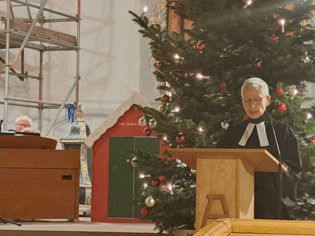 Rosemarie Giese feierte die Weihnachtsvesper mit Begleitung von Dr. Hans Diefenbach an der mobilen Orgel