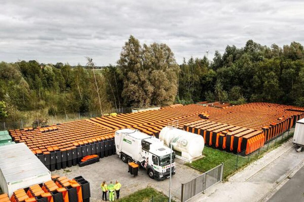 Die "orangenen Tonnen" liegen zur Verteilung bereit   (Foto Landkreis Wittmund)