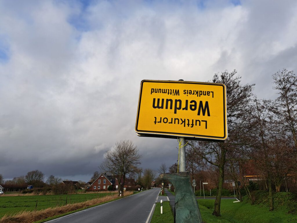 Werdum steht nicht Kopf, aber überall in Ostfriesland wurden die Ortschilder aus Protest umgedreht