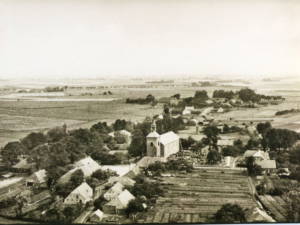 Blick auf Werdum über die St.-Nicolai-Kirche nach Edenserloog aus dem Jahr 1948
