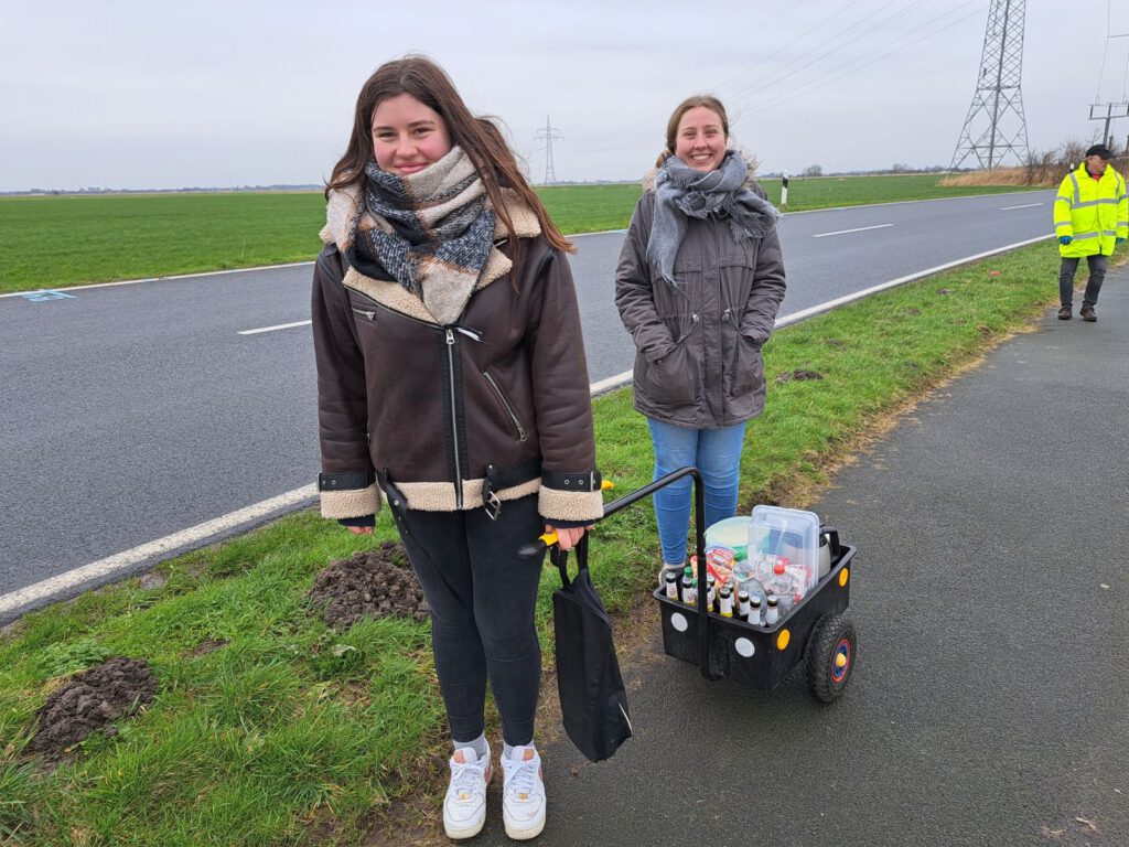 Bei den beiden FÖJ`lerinnen Annika Schönhof undf Finja Rosenhöfel ist der Bollerwagen in guten Händen