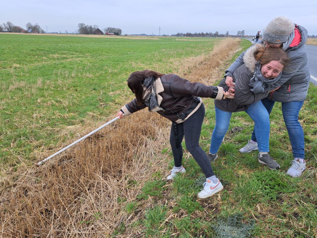 Akrobatische Rettungsaktion, Annika Schönhof stochert nach der Bosselkugel, Finja Rosenhöfel sichert sie ab und Stefanie Runge hält alle fest