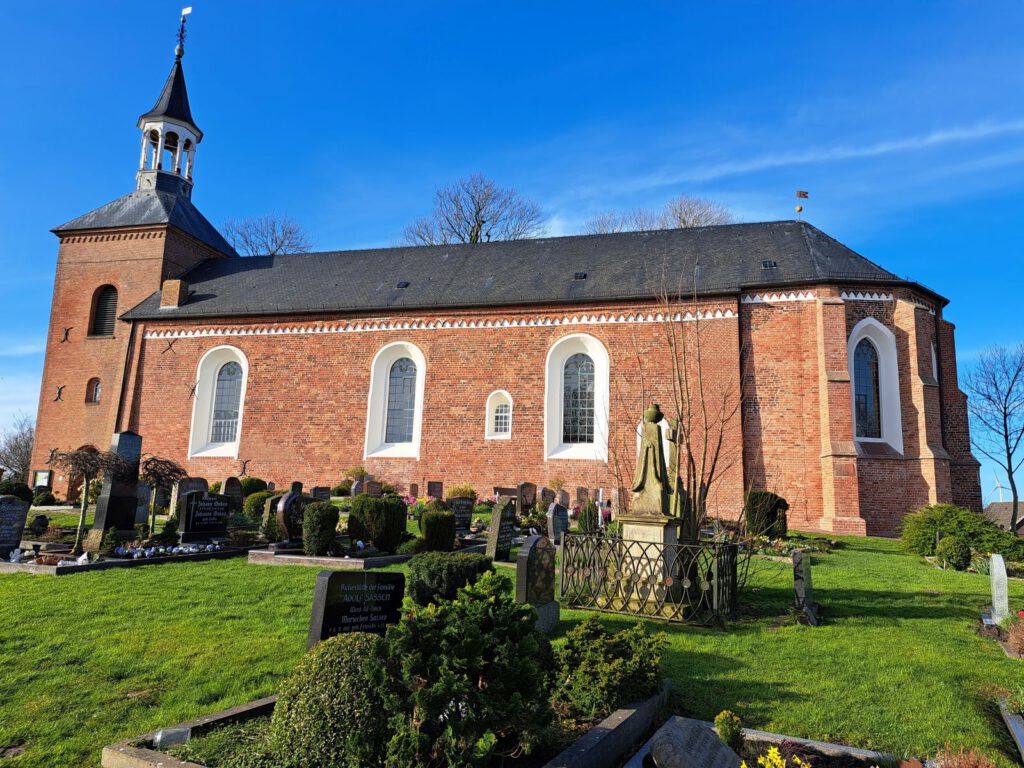 Die Werdumer St.-Nicolai-Kirche präsentiert sich wieder schmuck in der Frühlingssonne 